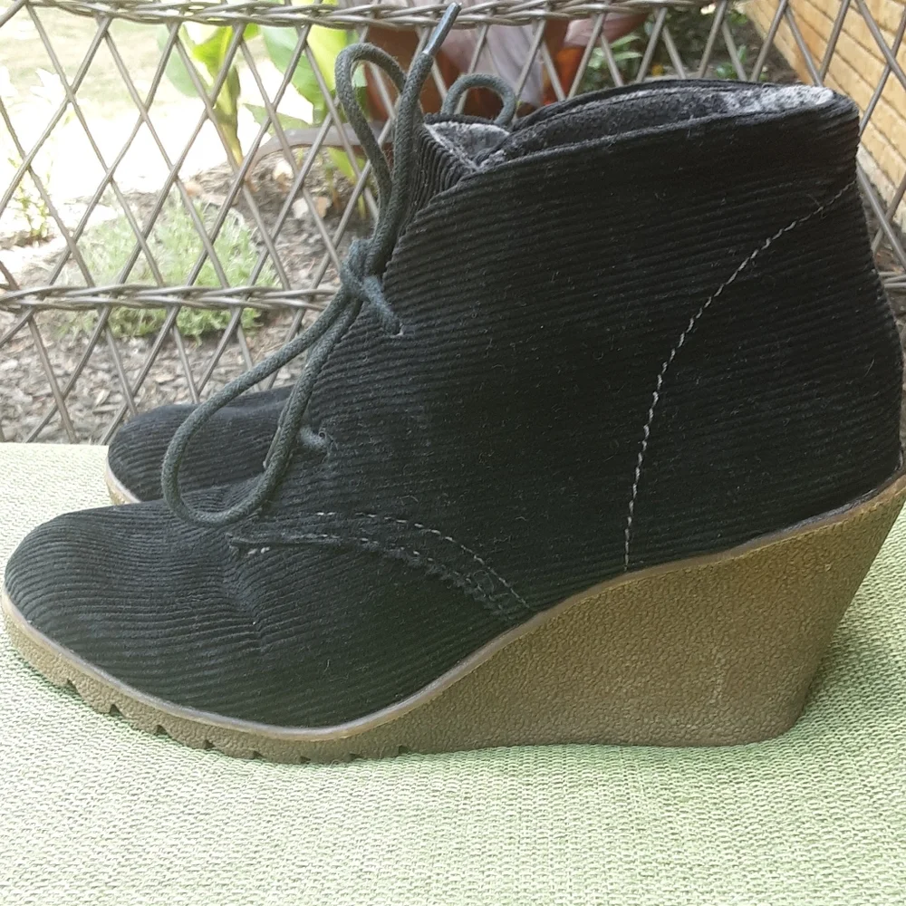 Big Budda Utah Wedge Bootie Size 8.5.